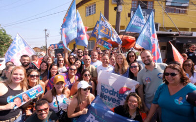 RODRIGO NEVES FAZ CAMINHADA NO LARGO DA BATALHA